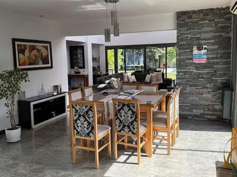 Casa en Venta con 2 cocheras