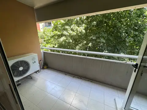 HERMOSO DEPARTAMENTO 2 AMBIENTES AL FRENTE CON BALCÓN - APTO PROFESIONAL