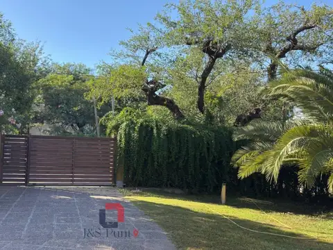 Casa en Venta con 3 cocheras