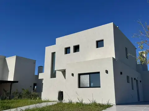 Casa 5 ambientes con 4 baños