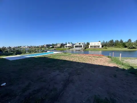 Venta de casa en dos plantas con pileta a la laguna - NAUDIR AGUAS PRIVADAS