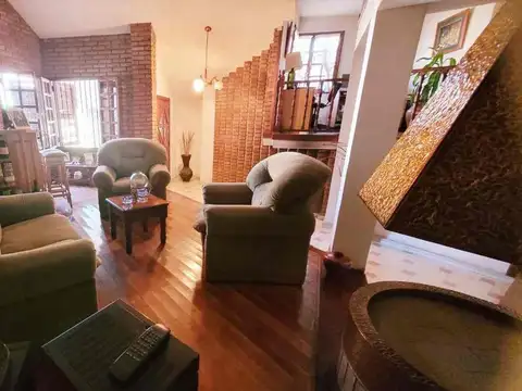 Casa en Venta con 3 cocheras