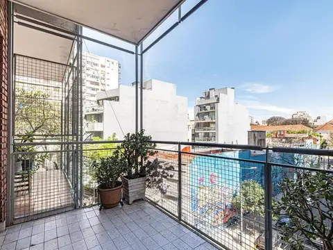 Departamento con balcón de 3 dormitorios   dependencias en Barrio Norte