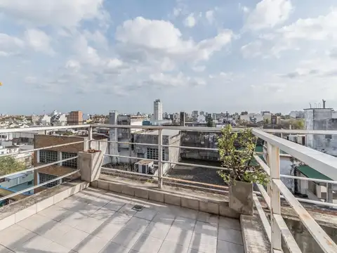 Alquiler Departamento Monoambiente al frente con Balcón- Piso Alto- Amenities: Pileta - Monte Castro