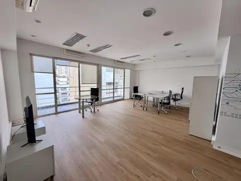 Oficina en alquiler con tres balcones - Recoleta - Piso Alto