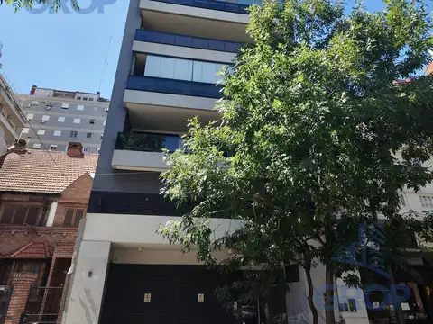 Departamento 2 ambientes, baño en suite, toil, cochera fija cub.,contrafrente abierto, antig. 5 años