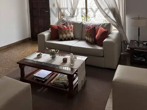 Casa 5 ambientes con 1 baño