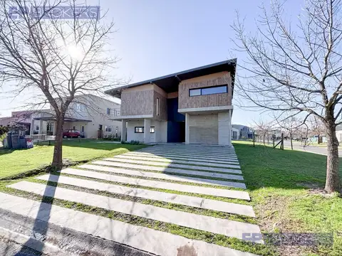Casa en Venta con 4 cocheras