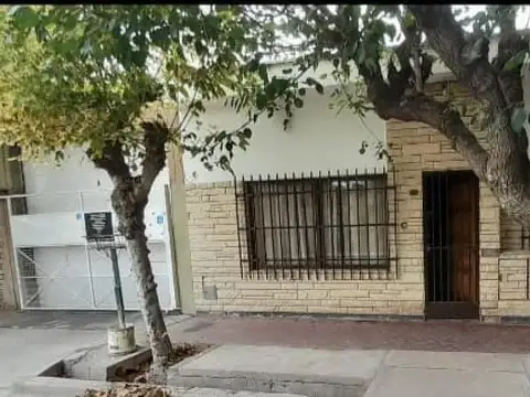 Casa en venta - 3 Dormitorios 1 Baño - 250Mts2 - Guaymallén