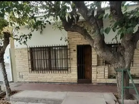Casa en venta - 3 Dormitorios 1 Baño - 250Mts2 - Guaymallén