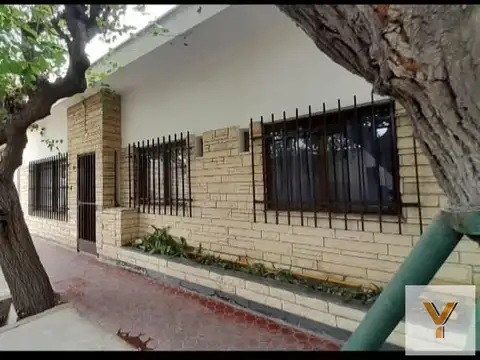 Casa en venta - 3 Dormitorios 1 Baño - 250Mts2 - Guaymallén