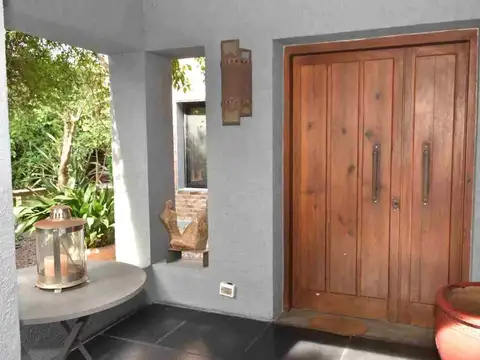 Casa en Venta con 2 cocheras