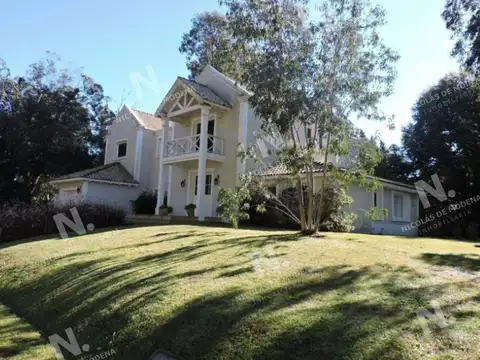 Casa 6 ambientes con 4 baños