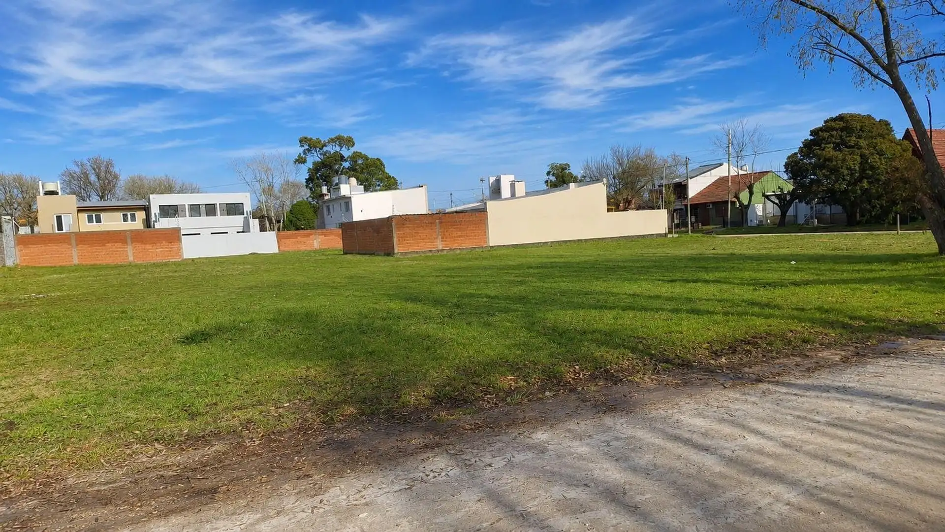 VENTA. LOTE DE 333 M2. UNAMUNO 400. BARRIO LOS PINARES.