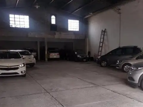 AMPLIO GALPÓN CON TECHO TINGLADO PARABOLICO