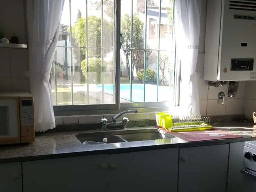 Casa - 213  m² Cubierta | 3 dormitorios | 2 baños | 1 cochera | Excelente | Oeste