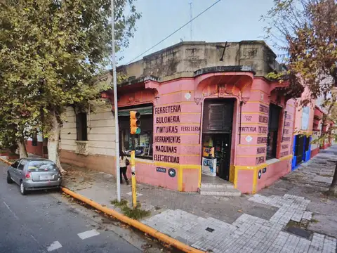 CASA DE 3 AMBIENTES CON PATIO MAS LOCAL. TOTAL 220 M2. COLON 302 ESQUINA MARIANO ACOSTA, AVELLANEDA.
