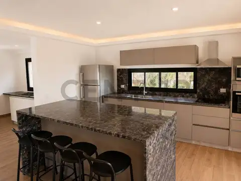 Alquiler – Casa amoblada de 6 ambientes a la laguna en El Cantón Norte | Contrato por 2 años