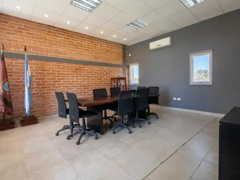 Oficina 21 ambientes con 6 baños