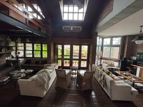 Casa en Venta con 2 cocheras