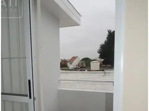 Departamento de 2 amb en alquiler por 24 meses. Al frente con balcòn. Muy bajas expensas