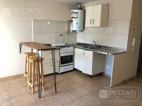 Departamento de 2 amb en alquiler por 24 meses. Al frente con balcòn. Muy bajas expensas