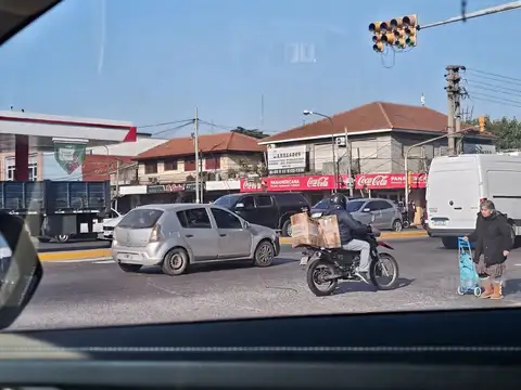 Esquina comercial 197 y panamericana 150 mts  1 piso por escalera