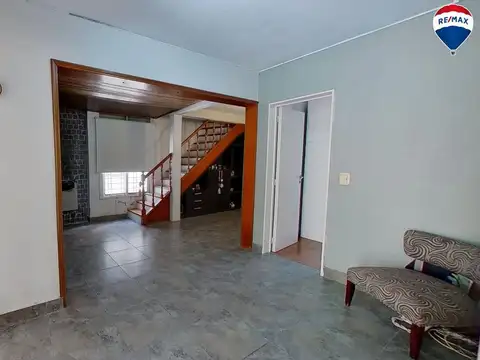 Casa 6 ambientes con 2 baños