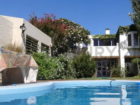 SE VENDE CASA CÉNTRICA CON TODOS LOS SERVICIOS Y PILETA EN RAFAELA