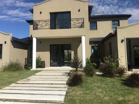 Casa en Venta con 2 cocheras