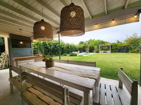 Casa en Alquiler con 2 cocheras
