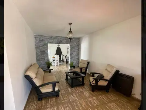 Casa 10 ambientes con 2 baños