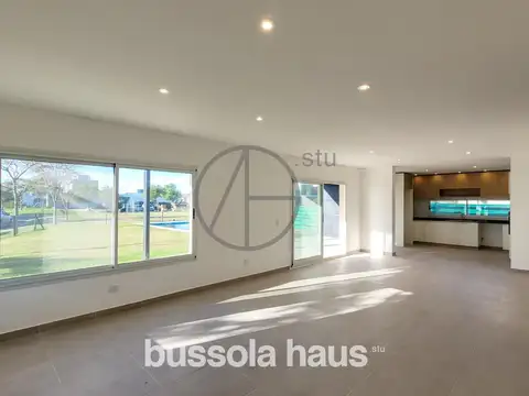 Casa en Alquiler con 1 cochera