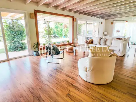 Casa en Venta con 3 cocheras