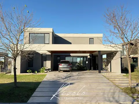 Casa en Venta en El Cantón - Barrio Golf, USD 440.000
