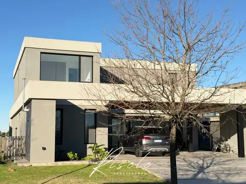 Casa en venta. Barrio Cerrado con fondo a la cancha de Golf. Escobar