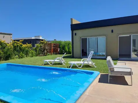 Casa 4 ambientes con 3 baños