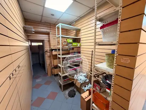 Gran local en centro comercial frente  Estación Don Torcuato