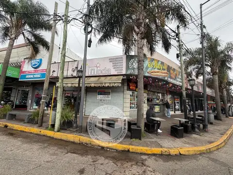 Gran local en centro comercial frente  Estación Don Torcuato