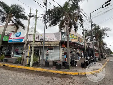 Gran local en centro comercial frente  Estación Don Torcuato