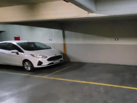 Venta de 4 espaciosas cocheras fijas y cubiertas. Excelente ubicación