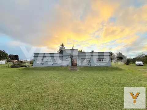 Casa de 145 m2 cub. - 4 Dormitorios, 10 años - galería, 4 Cocheras - 1.875Mts2 - Villa Elena, Tandil