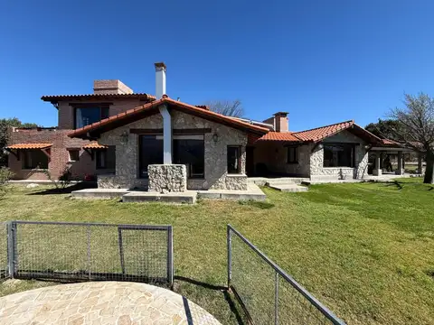 Casa 6 ambientes con 5 baños