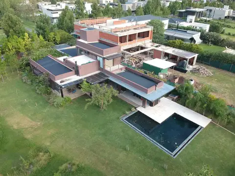 Casa en Alquiler en Puerto Roldan, USD 2.700