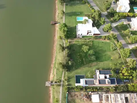 Casa en Alquiler con 4 cocheras
