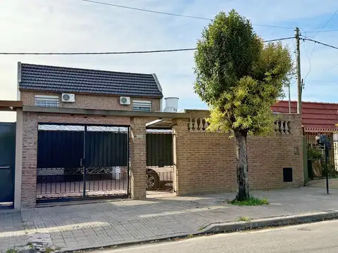 Casa 7 ambientes con 2 baños