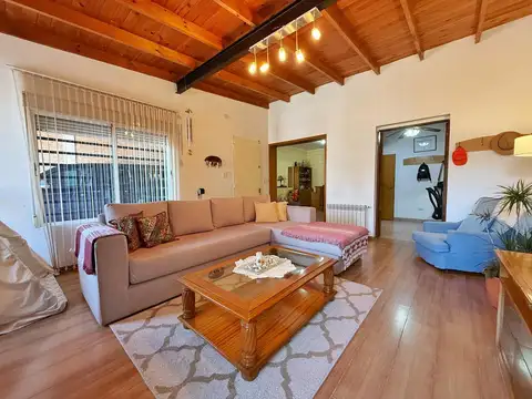 HERMOSA CASA EN 2 PLANTAS, LOTE  10 X 60 .PILETA CLIMATIZADA -VILLA ELVIRA