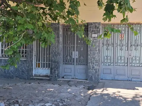 CASA CON LOCAL Y GARAGE PTE. PERON AL 4400