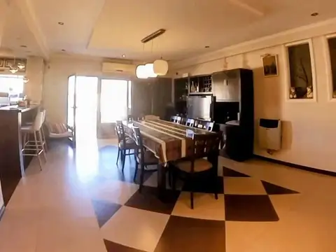 Casa 13 ambientes con 4 baños