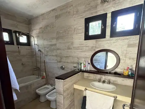 Casa 8 ambientes con 3 baños